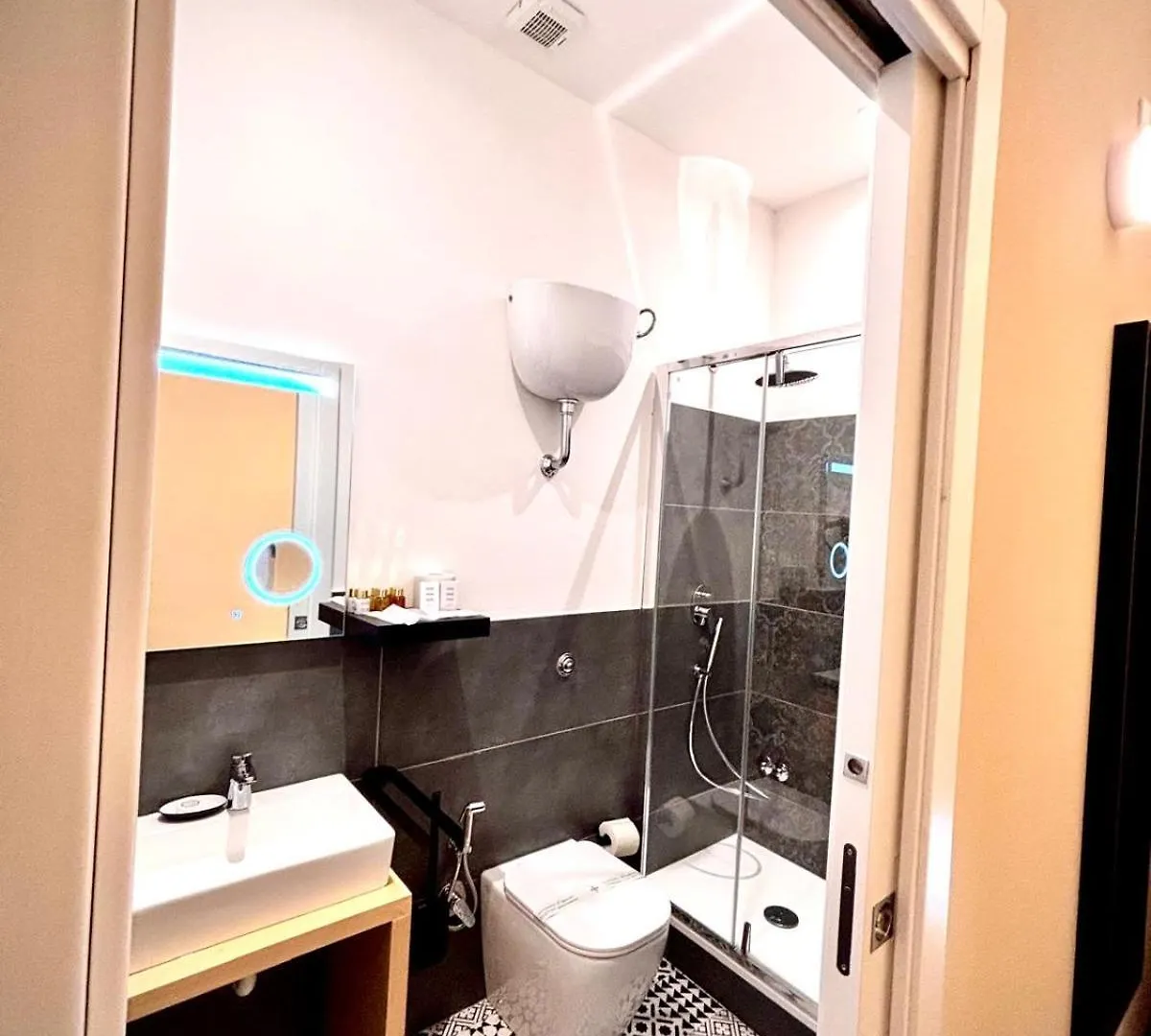 Le Vie Di San Pietro Guest House Rome Bed & Breakfast